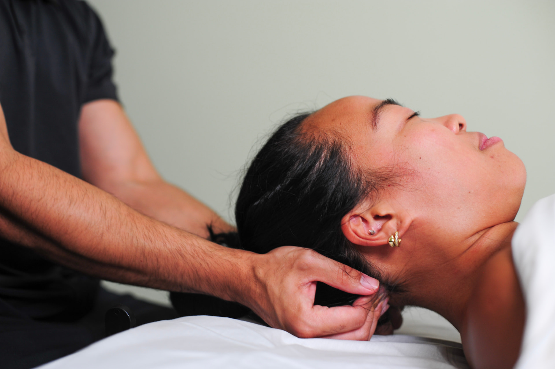 Head cradle neck release at Muscle Masters Therapy